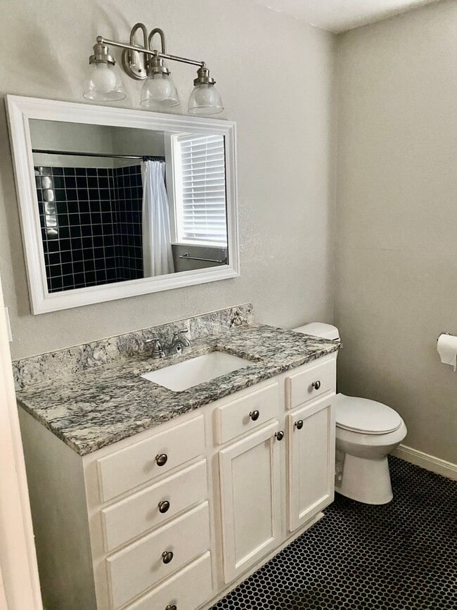 Building Photo - Cute 3/2 on a Corner Lot!