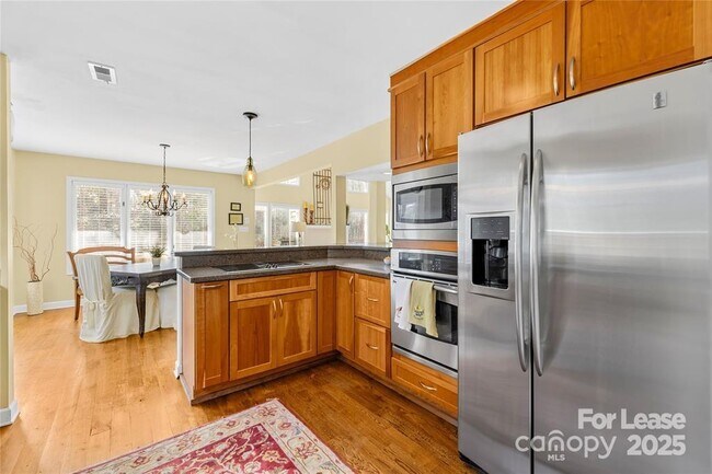Building Photo - 2900 Hanson Dr