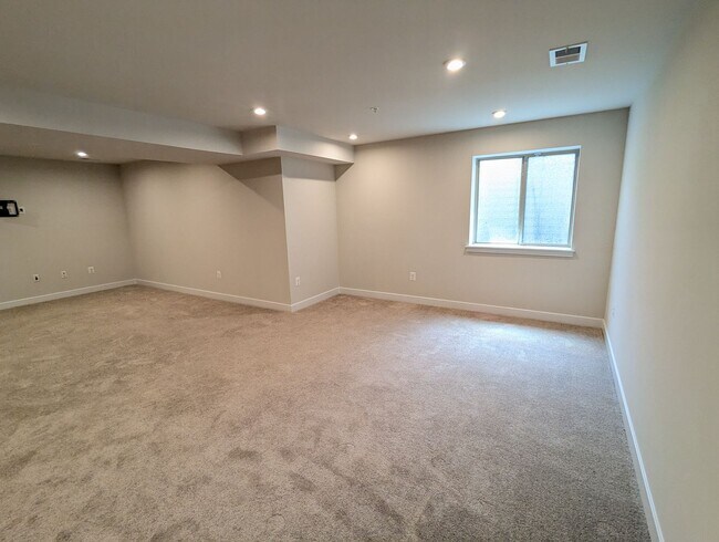 Building Photo - Stunning villa in the Harrison Terrace com...