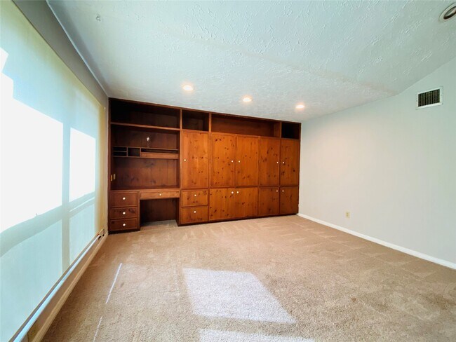 Building Photo - 2001 Highland Hills Dr