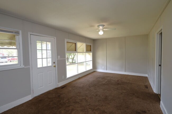 Building Photo - 604 E Brookwood Dr