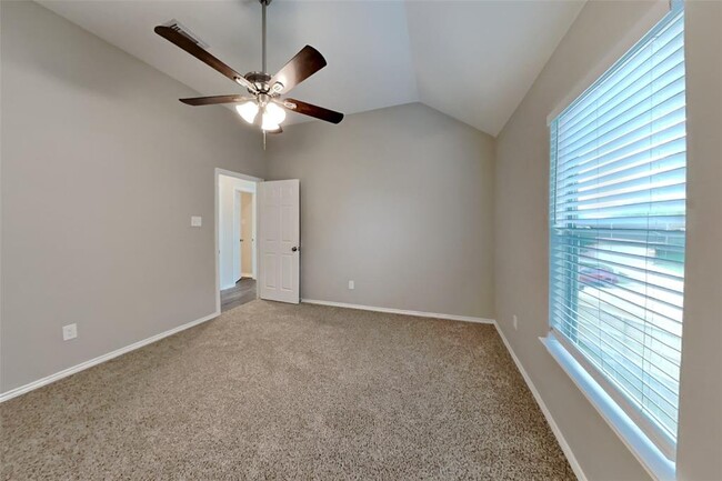 Building Photo - 2727 Lakecrest Way Dr