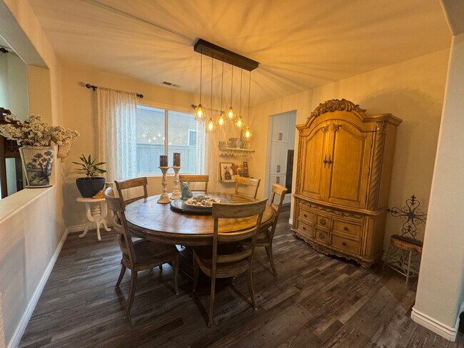 Building Photo - Beautiful 5 Bedroom, 3 Bath Home + Loft in Quail Lake, Clovis, CA