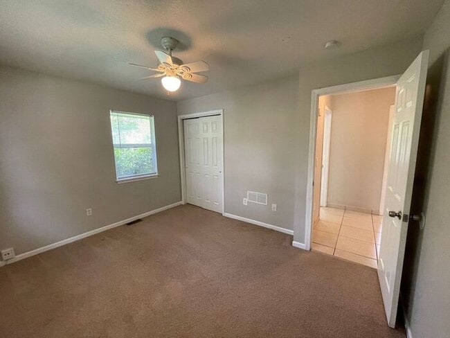 Building Photo - 2 Bedroom / 1 Bathroom Duplex in Blue Spri...