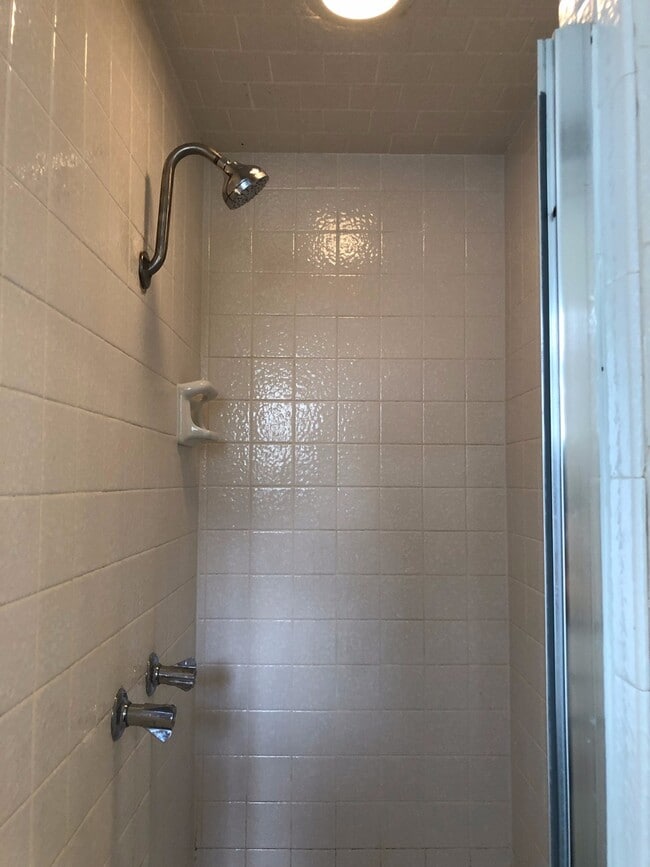 Building Photo - Large 3-Bedroom with Vaulted Ceilings