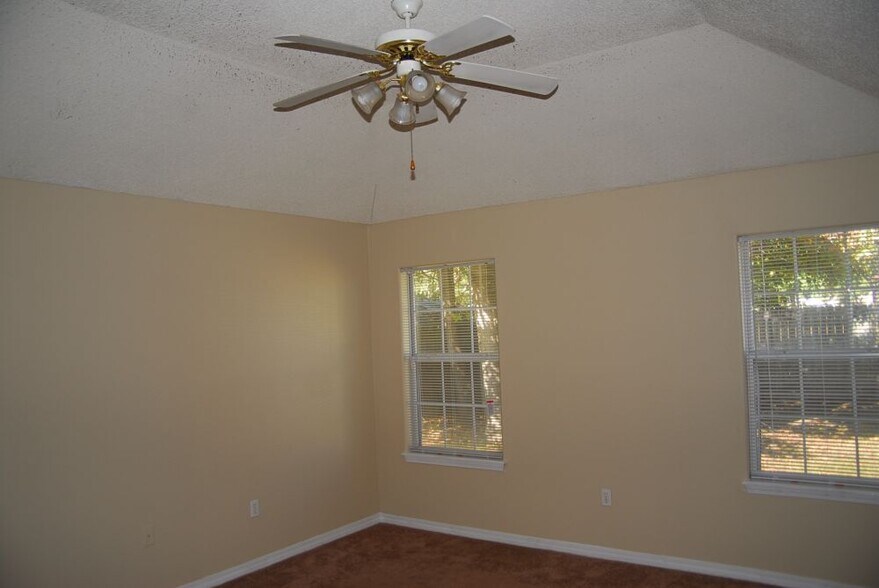 Building Photo - 14486 Williamsburg Dr