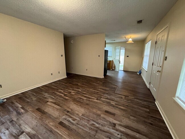 Building Photo - 3 Bed/1.5 Bath Near Fox Meadow Schools!
