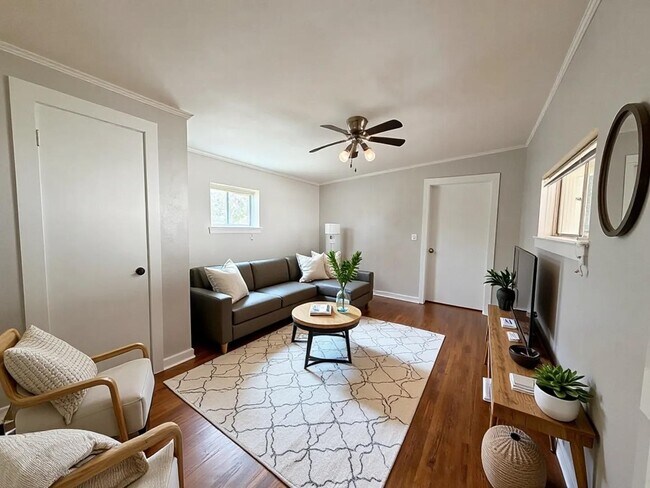 Building Photo - 3107 Alameda Dr