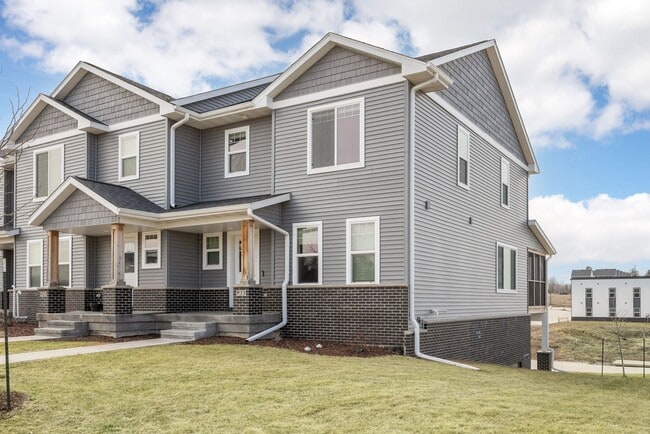 Building Photo - 915 Aiden St