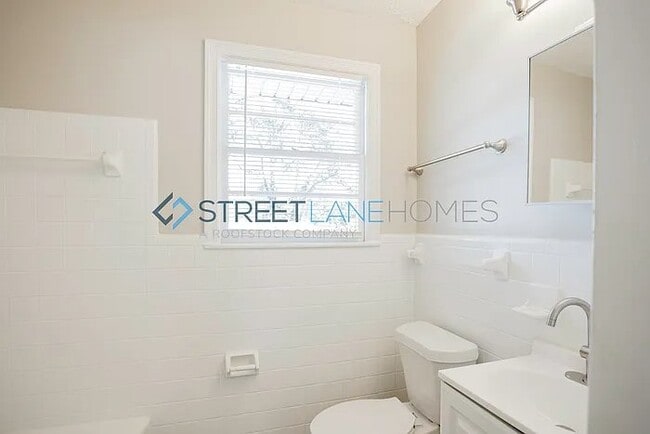 Building Photo - 4443 Sims St