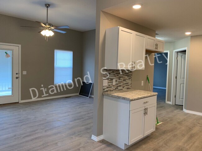 Building Photo - 5 Bedroom Home Located in Ozark!