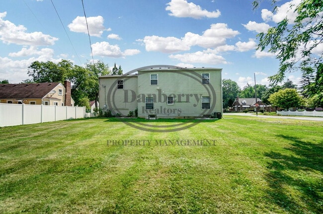 Building Photo - 1103 Searles Rd