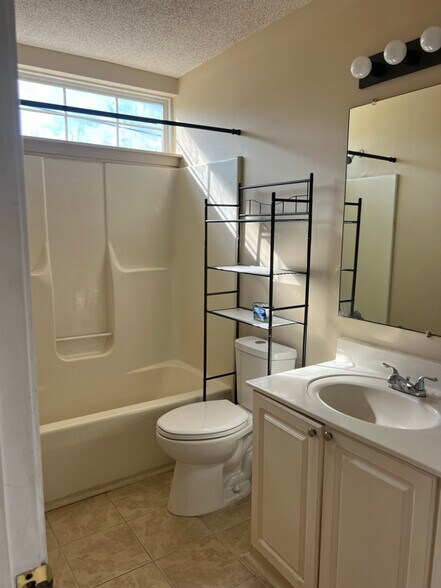 Building Photo - 743 Coventry Ln