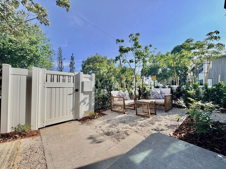 Building Photo - 2924 W Riverside Dr