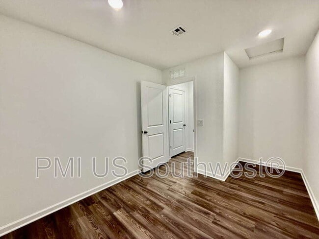 Building Photo - 2580 View Way