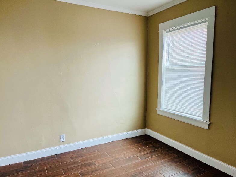 Building Photo - 107 S Knowles Ave