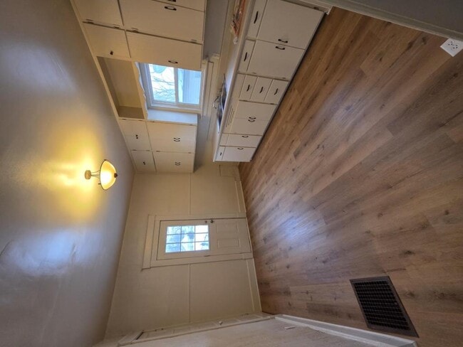 Building Photo - 466 W McKibben St