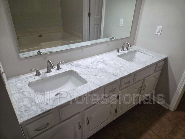 Building Photo - 2426 Bennington Dr