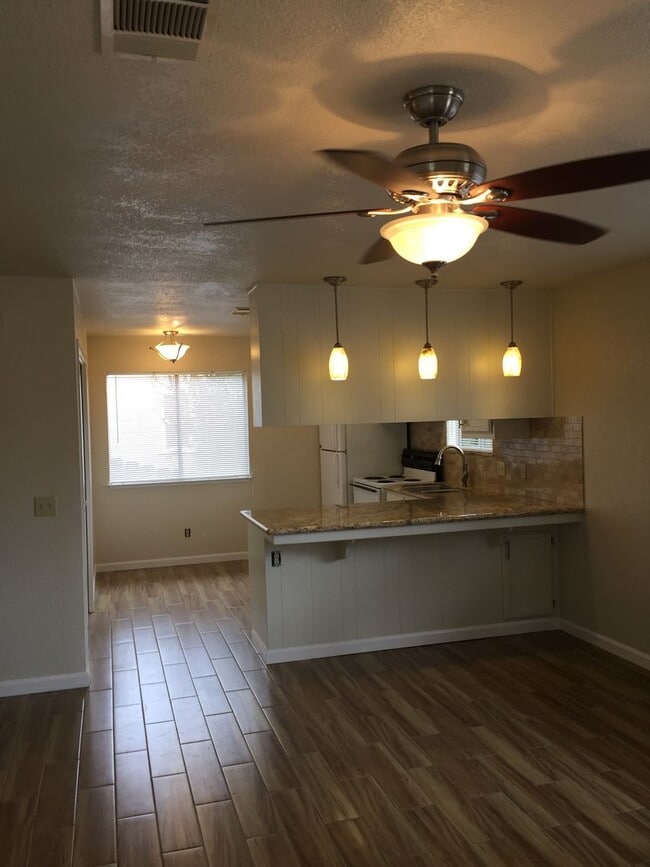 Building Photo - 407/409E. Alexander