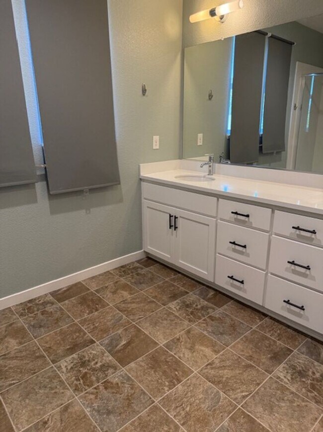 Building Photo - Home located in desirable Entrada Community!