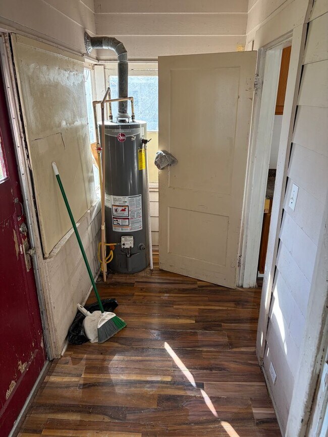 Building Photo - Cute 3 Bedroom Home Off Youree