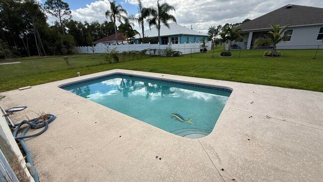 Building Photo - 5529 NW North Lundy Cir