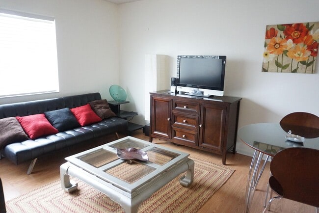 Building Photo - Furnished efficiency one block from the beach