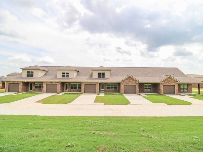 Building Photo - MOVE IN Ready! Lucas Ferry Townhomes Commu...