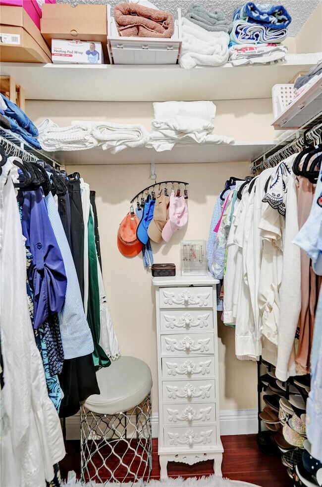 Building Photo - 9851 Riverside Dr