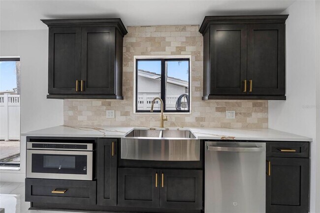 Building Photo - 520 115th Ave