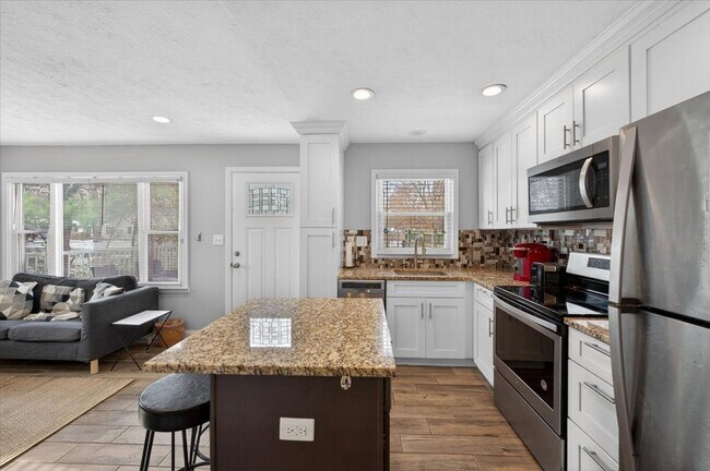 Building Photo - 2113 Pamela Dr