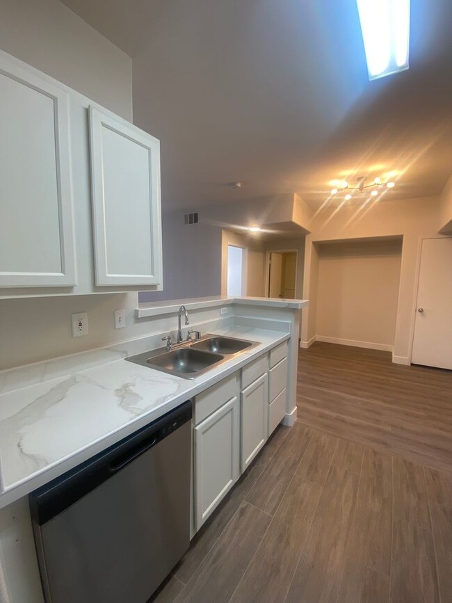 Building Photo - Cozy 1 bedroom condo conveniently located ...