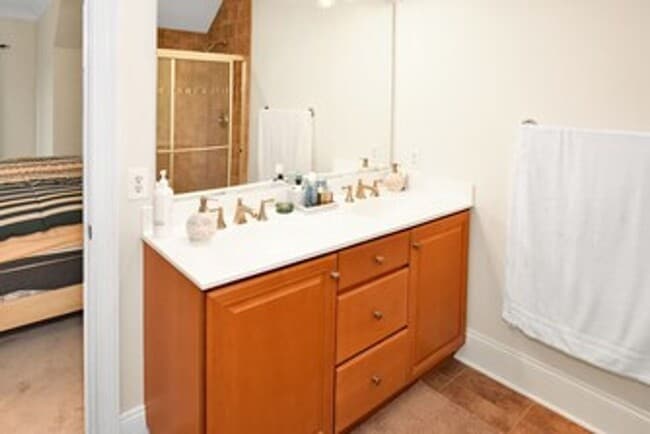 Building Photo - Furnished 3-bedroon townhouse end-unit for...