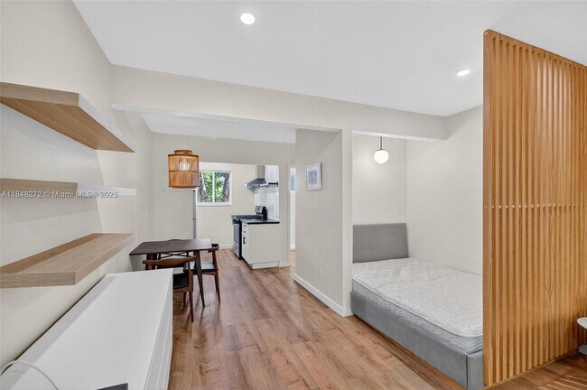 Building Photo - 428 Collins Ave