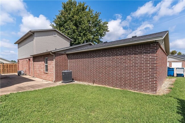 Building Photo - 3501 SW Landau Ct