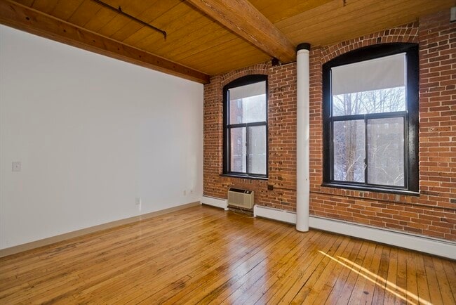 Building Photo - 45 Willow St