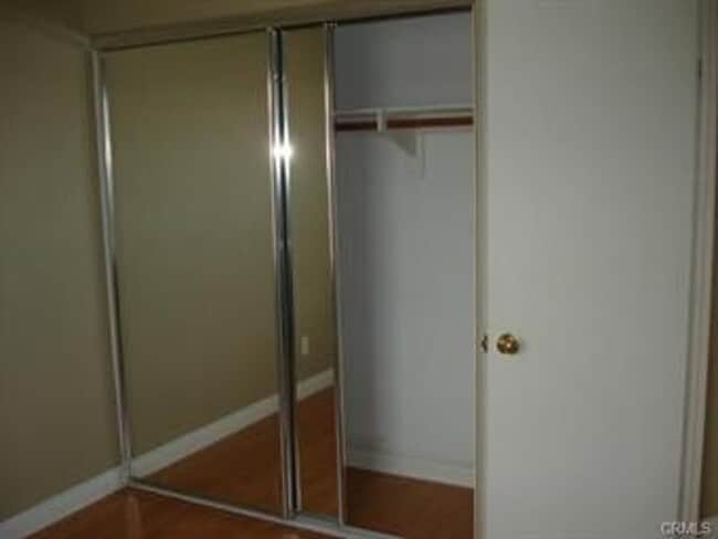Building Photo - 3 Bedroom 2.5 Bath Condo in Gated Communit...