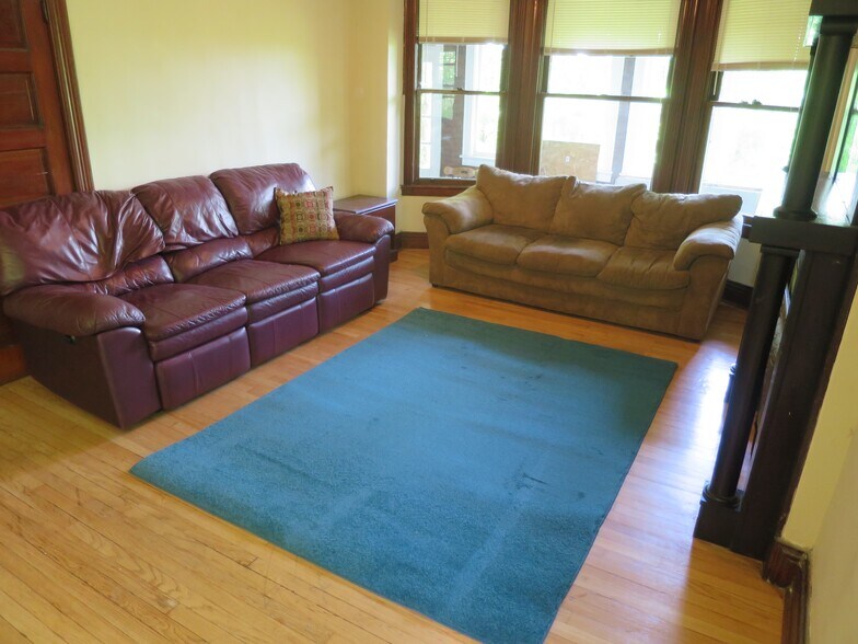 Furnished living room - 240 11th St
