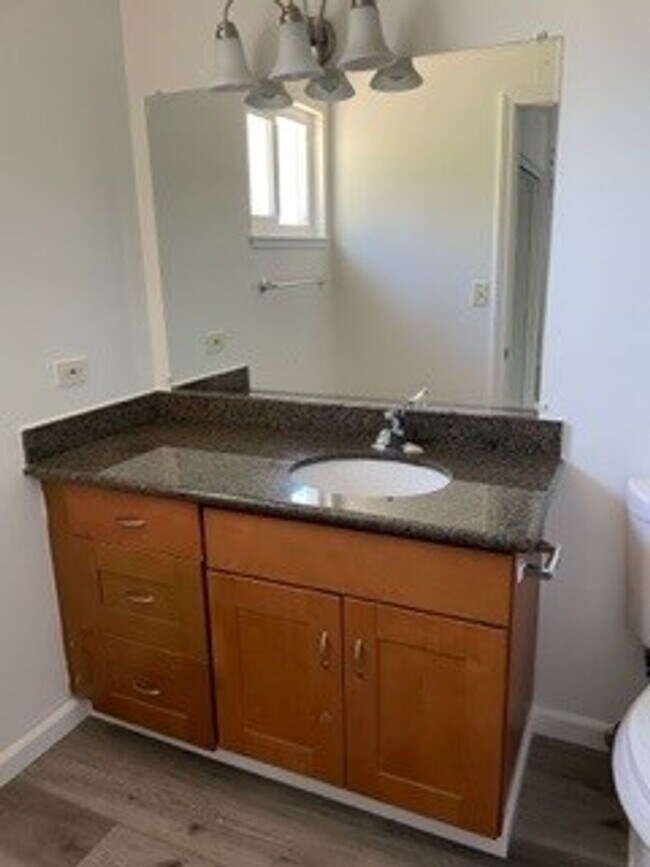 Building Photo - -Spacious 4 Bed 2.5 Bath, House, with Hew Hardwood Floors throughout -