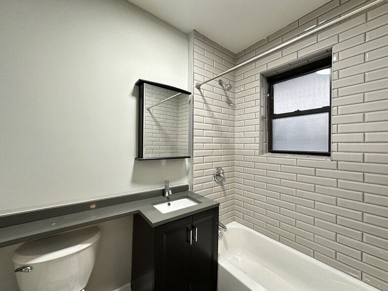 Building Photo - 4410 N Wolcott Ave