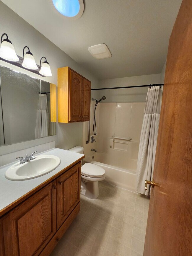 Building Photo - New Listing in a Beautiful Location in a Golf Community