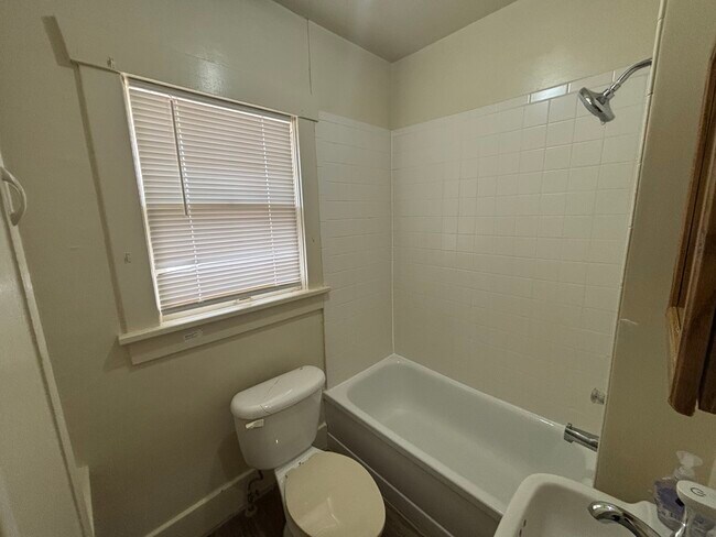 Building Photo - 215 E 1st Ave