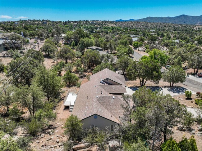 Building Photo - Immaculate 3 bedroom, 2 bath home in Presc...