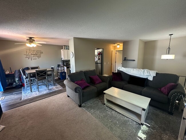 Building Photo - Beautiful 3 bedroom, 2 bath Townhome with ...