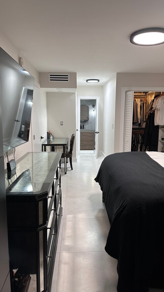 Building Photo - 2030 S Ocean Dr