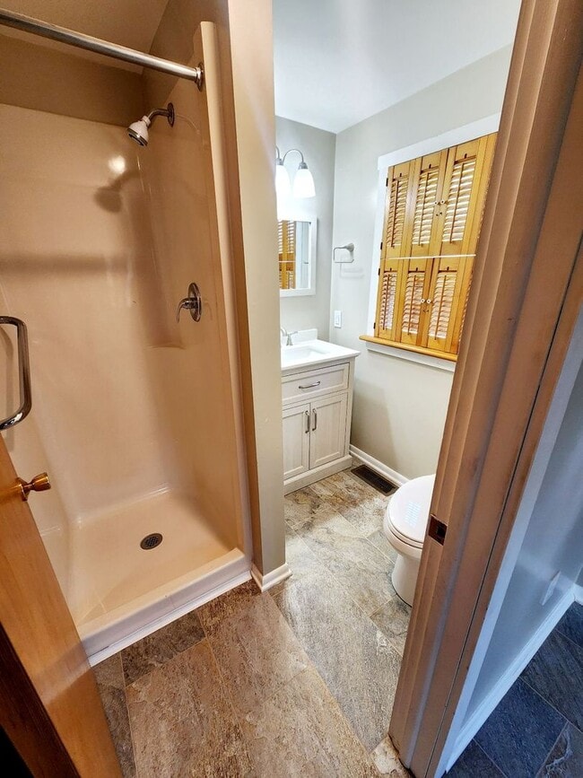 Building Photo - 3 Bed/2 Bath House Located in Suncrest Lawncare included - Available NOW