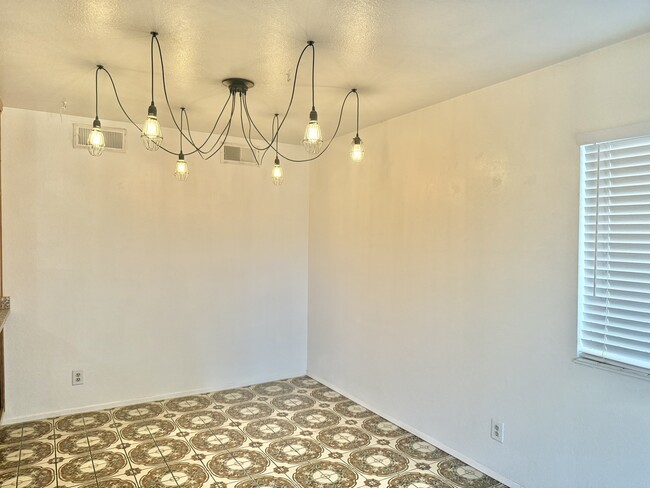 Building Photo - 7156 Southpark Ct