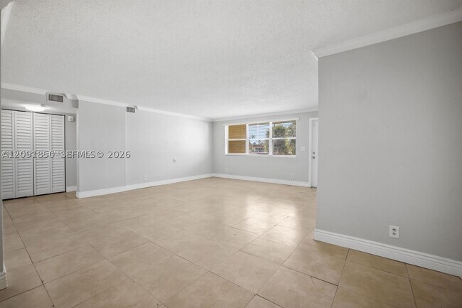 Building Photo - 850 E Commercial Blvd