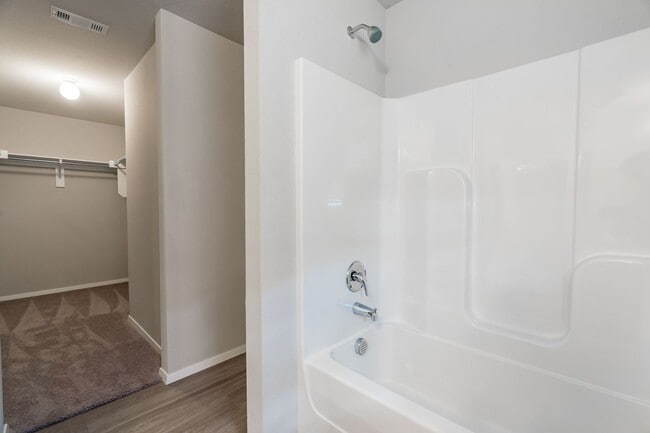 Building Photo - Large 4 Bedroom Home w/3 car Garage and Hu...