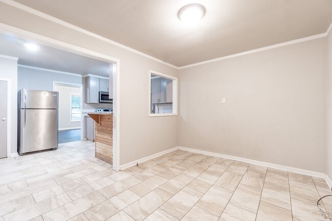 Building Photo - Cozy Comfort in a Great Location: Spacious...